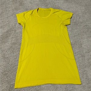 LULULEMON Swiftly Tech Short Sleeve Shirt in Yellow. Size 8!